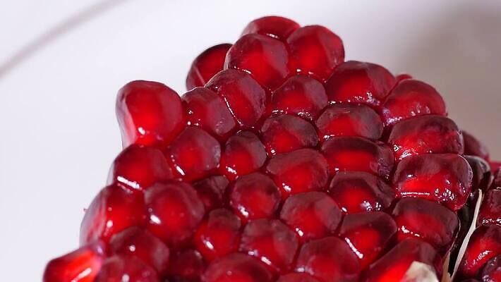 접시 열매 음식 분홍색 조각 다이어트 과일 부분 자연 씨앗 사람없음 빨간색 껍질 신선 닫기 맛 자르기 열대과일 메뉴 유기농 질감 회전 날것 슬라이스 심플 석류 건강식 내추럴 가넷 강렬 숙성 아열대 이국적 작살 맛있는 4K 인트로 MOV 해외동영상 슬로모션 클립영상 식물 식기 웰빙 컬러 컨셉 모션 촬영기법 건강 보석 생태계 동영상 파일형식