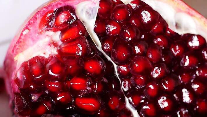 접시 열매 음식 분홍색 조각 다이어트 과일 부분 자연 씨앗 사람없음 빨간색 껍질 신선 닫기 맛 자르기 열대과일 메뉴 유기농 질감 날것 슬라이스 심플 석류 건강식 내추럴 가넷 강렬 숙성 아열대 이국적 작살 맛있는 4K 인트로 MOV 해외동영상 슬로모션 클립영상 식물 식기 웰빙 컬러 컨셉 모션 촬영기법 건강 보석 생태계 동영상 파일형식