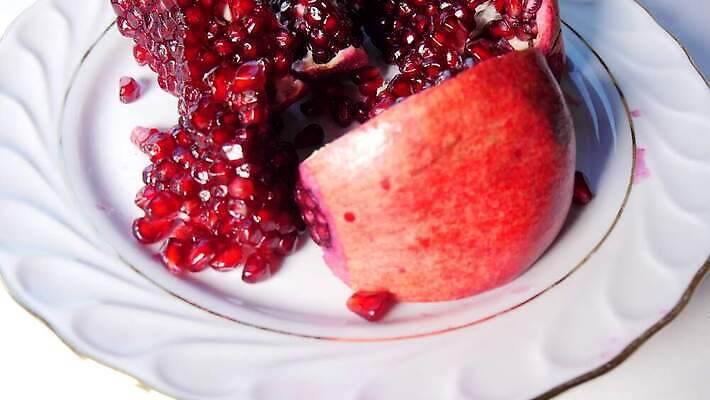 접시 열매 음식 분홍색 조각 다이어트 과일 부분 씨앗 사람없음 빨간색 흰색 신선 닫기 맛 자르기 열대과일 메뉴 유기농 질감 회전 날것 슬라이스 석류 건강식 내추럴 가넷 강렬 구역 숙성 아열대 이국적 작살 맛있는 4K 인트로 MOV 해외동영상 슬로모션 클립영상 식물 식기 웰빙 컬러 컨셉 모션 촬영기법 건강 보석 동영상 파일형식