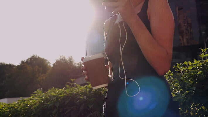 학생 라이프스타일 여자 행복 커피 음악 이어폰 아침 거리 한명 야외 스마트폰 햇빛 기쁨 듣기 MOV 해외동영상 슬로모션 클립영상 주간 1 감정 음료 음향기기 모션 문화예술 촬영기법 사람 생활 핸드폰 스마트기기 태양 동영상 파일형식