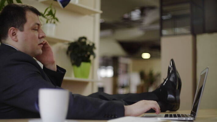 직업 남자 40대 중년 신발 비즈니스 CEO 성공 노동자 직장 대화 한명 정장 성인 금융 노트북 스마트폰 핸드폰 컴퓨터 글로벌 사무실 독서 직장인 비즈니스맨 자신감 검은머리 대표 전화기 책상 경영자 리더 부름 고용 통근 효율 4K MOV 해외동영상 클립영상 1 헤어스타일 옷 감정 가구 컨셉 회사 모션 말하기 사람 경제 전자제품 스마트기기 구직 출근 동영상 채용 파일형식