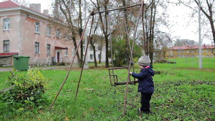 공원 어린이 의자 놀이 소년 잔디 사람없음 야외 목재 초록색 장난감 금속 정원 수확 게임 놀이터 작음 가난 버리기 그네 부식 먼지 문제 타운 걸음마 뒤뜰 소셜 에스토니아 옛날 트러블 MOV 해외동영상 클립영상 나무 식물 공공시설 남자 유럽 컬러 가구 컨셉 농업 재료 모션 재질 사람 도시 크기 동영상 파일형식