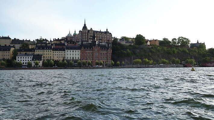 구름 유럽 바다 섬 여행 건축양식 하늘 거리 주택 안테나 파노라마 스웨덴 풍경 사람없음 야외 건물 물 여름 파란색 도시풍경 뷰티 탑 항구 일몰 궁전 도시 홀 북쪽 포트 타운 스카이라인 랜드마크 수도권 스칸디나비아 스톡홀름 옛날 4K MOV 해외동영상 클립영상 자연요소 건축물 계절 건축 나라 컬러 고건축 통신 교통시설 촬영기법 북유럽 노을 공간 방향 지역 동영상 파일형식