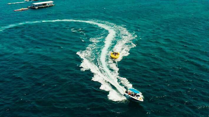 라이프스타일 행복 파도 바다 여행 장난 자연 휴가 휴식 사람 사람없음 야외 물 여름 파란색 여행객 맑음 수영 기쁨 보트 그룹 떨어짐 승차 속도 휴양지 뗏목 4K MOV 해외동영상 클립영상 자연요소 계절 감정 교통수단 컬러 컨셉 배_교통 모션 날씨 생활 장소 수상스포츠 생태계 동영상 파일형식