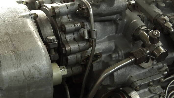 산업 조각 과학 부분 비행기 기술 실내 사람없음 내부 금속 힘 장비 발전기 에너지 전선 나사 칼날 묘사 항공 프로펠러 파이프 쇼 연료 제트기 시스템 엔진 정비공 공학 펌프 모터 유지 대패 엘리먼트 파이프라인 4K MOV 해외동영상 클립영상 교육 항공교통 재질 대중교통 발전소 공구 기술자 파이프_관 동영상 파일형식