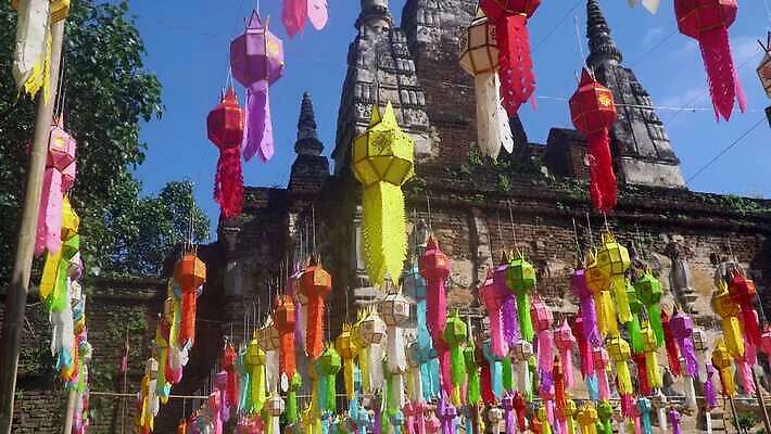 전통 아시아 종교 문화 여행 불교 건축양식 태국 하늘 바람 매달리기 동양인 이벤트 사람없음 장식 빛 컬러풀 여행객 축제 등불 램프 사찰 그룹 랜드마크 사리탑 옛날 4K MOV 해외동영상 클립영상 자연요소 건축 나라 컬러 종교건축 모션 날씨 조명 사람 인종 탑 동영상 파일형식