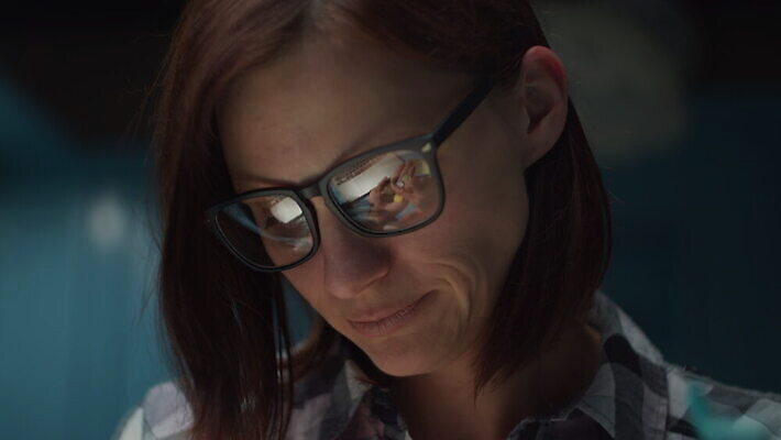 손 여자 안경 돈 가족 청소년 설계 실내 한명 사람 금융 경제 반사 동전 잡기 절약 계산 닫기 가난 분석 투자 상업 이익 가치 계산서 월급 파산 대출 빚 계좌 수입 예산 위기 자금 페니 혼자 비용 니켈 4K MOV 해외동영상 클립영상 1 잡화 컨셉 비즈니스 관계 모션 내부 신체부위 금속 원소 재산 동영상 파일형식