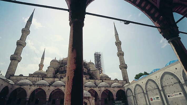 구름 디자인 외관 유럽 아시아 종교 문화 벽 여행 건축양식 하늘 이스탄불 미술 사람없음 건물 파란색 도시풍경 일몰 기둥 도시 사찰 역사 재산 닫기 이슬람교 모스크 동쪽 칠면조 랜드마크 숭배 아랍어 옛날 콘스탄티노플 4K MOV 튀르키예 해외동영상 클립영상 자연요소 건축물 건축 나라 컬러 종교건축 모션 조류 문화예술 풍경 금융 노을 방향 동영상 파일형식