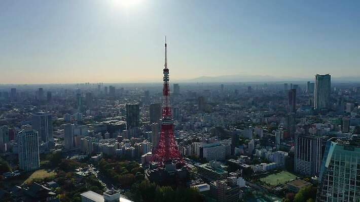 아시아 여행 비즈니스 건축양식 하늘 안테나 풍경 사람없음 건물 파란색 도시풍경 탑 일본 고층빌딩 일몰 도시 도심 도쿄 장면 지역 스카이라인 드론 랜드마크 조감도 4K MOV 해외동영상 클립영상 건축물 건축 나라 컬러 통신 빌딩 노을 동영상 파일형식