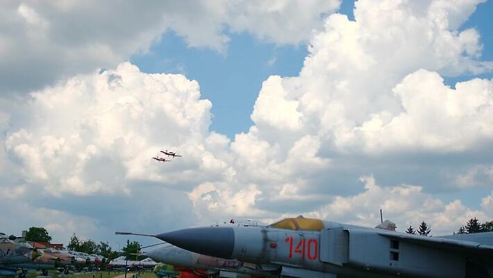구름 백그라운드 2 하늘 비행기 사람없음 빛 금속 화물 전시회 항공 프로펠러 대패 착륙 폭격기 4K MOV 해외동영상 클립영상 자연요소 무기 항공교통 재질 대중교통 전시 운송업 동영상 파일형식