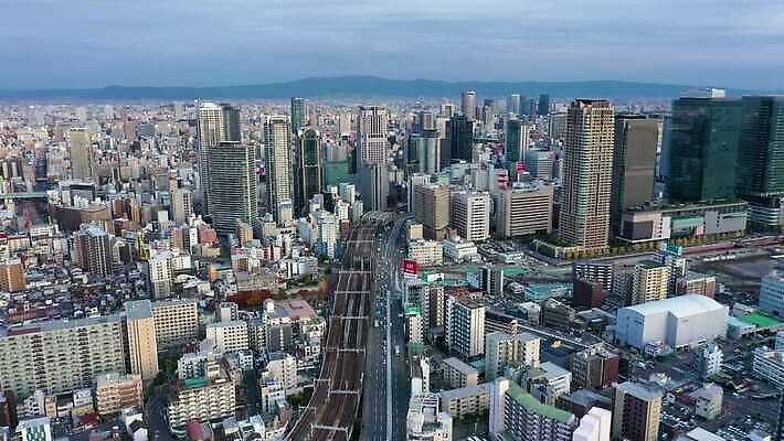 구름 아시아 도로 여행 비즈니스 건축양식 교통시설 모션 자동차 하늘 아침 거리 안테나 동양인 사람없음 건물 도시풍경 사무실 태양 탑 일본 고층빌딩 일몰 기차 도시 도심 지역 타운 스카이라인 드론 랜드마크 방법 오사카 조감도 4K MOV 해외동영상 클립영상 주간 자연요소 건축물 건축 나라 길 육상교통 교통 통신 대중교통 인종 풍경 빌딩 노을 시설 동영상 파일형식