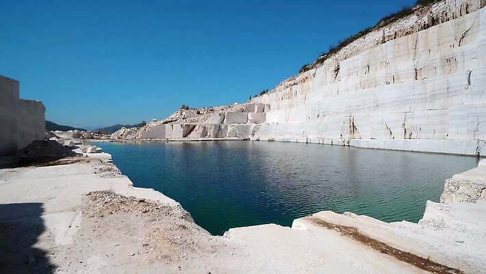 산업 지구 호수 백그라운드 자연 산 사람없음 야외 환경 흰색 연못 오픈 큼 땅 발굴 날것 대리석 지역 무거움 자원 공학 내추럴 땅바닥 땅파기 마케도니아 석회암 지질학 착취 채석 추출 4K MP4 해외동영상 클립영상 교육 컬러 재료 바닥 암석 무게 크기 생태계 동영상 파일형식 남유럽