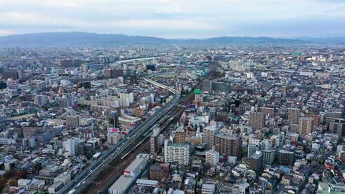 구름 아시아 도로 여행 비즈니스 건축양식 교통시설 모션 자동차 하늘 아침 거리 안테나 동양인 사람없음 건물 도시풍경 사무실 태양 탑 일본 고층빌딩 일몰 기차 도시 도심 지역 타운 스카이라인 드론 랜드마크 방법 오사카 조감도 4K MOV 해외동영상 클립영상 주간 자연요소 건축물 건축 나라 길 육상교통 교통 통신 대중교통 인종 풍경 빌딩 노을 시설 동영상 파일형식