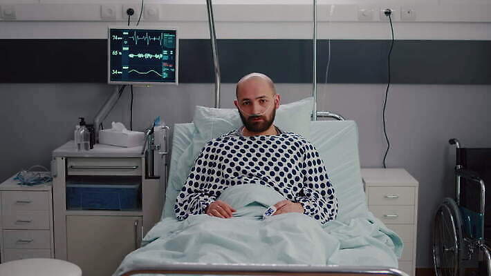 응시 컨셉 휴식 노동자 스트레스 주택 건강 병원 앉기 치료 약 카메라 건강관리 방 고통 환자 의사 슬픔 침대 호흡기관 고독 호흡 결과 질병 간호 튜브 병실 산소 거짓말 돌봄 치유 혼자 4K MOV 해외동영상 클립영상 직업 시선 감정 가구 의학 모션 관리 건물 전자제품 의료진 장기_의학 원소 동영상 파일형식