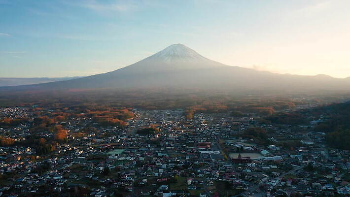 나무 계절 아시아 도로 호수 여행 백그라운드 단풍 자연 하늘 산 안테나 동양인 사람없음 초록색 물 파란색 뷰티 일출 일본 일몰 도시 숲 화산 장면 내추럴 드론 랜드마크 조감도 4K MOV 해외동영상 클립영상 자연요소 식물 나라 길 컬러 잎 통신 교통시설 인종 노을 생태계 동영상 파일형식