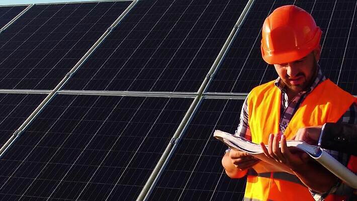 컨셉 밭 비즈니스 미래 노동자 두명 초록색 경제 햇빛 태양 환경 맑음 힘 재활용 장비 발전기 에너지 업무 판넬 역 종업원 에코 태양에너지 책임자 베터리 생태학 설치 수집가 의사소통 획기적 MP4 해외동영상 클립영상 자연요소 직업 교육 컬러 농업 교통시설 날씨 사람 발전소 작업 그린에너지 친환경 동영상 파일형식