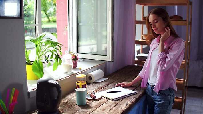 1 여자 커피 음료 포즈 생각 창문 휴식 주택 실내 한명 서기 미소 웃음 사람 성인 내부 컵 인테리어 뷰티 카메라 주방 꿈 방 머그컵 잡기 기다림 닫기 차 내추럴 스타일 4K MP4 해외동영상 클립영상 식기 디자인 컨셉 모션 표정 건물 전자제품 동영상 파일형식