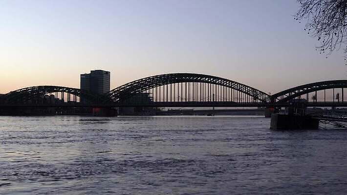 유럽 여행 자연 하늘 독일 파노라마 풍경 사람없음 야외 건물 물 관광지 강 일출 환경 젖음 도시 보트 개울 도심 강가 홍수 생태계 타운 내추럴 랜드마크 명승지 재앙 쾰른 4K MP4 해외동영상 클립영상 자연요소 건축물 나라 배_교통 촬영기법 노을 자연재해 동영상 파일형식