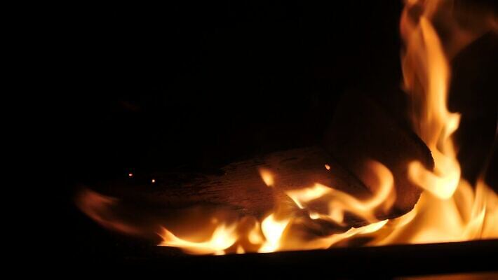 라이프스타일 백그라운드 겨울 거실 오렌지 불꽃 영국 주택 실내 따뜻함 사람없음 내부 목재 빨간색 빛 노란색 검은색 낭만 에너지 뜨거움 휴게실 닫기 연기 편안함 장작 모닥불 난로 버너 시골집 벽난로 통나무 연료 온도 광 여신 용광로 화상 4K MOV 해외동영상 클립영상 나무 계절 유럽 컬러 컨셉 과일 재료 모션 불 건물 생활 감각 상처 난방기 동영상 파일형식