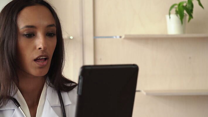 응시 여자 인터넷 통신 청진기 회의 기술 건강 병원 대화 한명 사람 동양인 성인 태블릿 알약 약 웹 듣기 장비 환자 의사 코트 휴대용 토론 인도인 상담 와이파이 온라인 동영상 지능 4G 4K MOV 해외동영상 클립영상 외국인 1 시선 비즈니스 의학 의료기기 모션 IT 말하기 인종 전자제품 스마트기기 외투 의료진 오브젝트 무선인터넷 파일형식