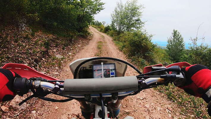 도로 스포츠 포즈 십자가 자국 모션 산 사람없음 달리기 운동 자전거 점프 힘 경쟁 자유 오토바이 바퀴 파편 승차 헬멧 위험 묘기 속도 순환 먼지 진흙 모터 라이더 레이서 선로 1인칭시점 4K MOV 해외동영상 클립영상 레이스천 시선 길 컨셉 교통시설 건강 바이크 직물 보호장비 동영상 파일형식