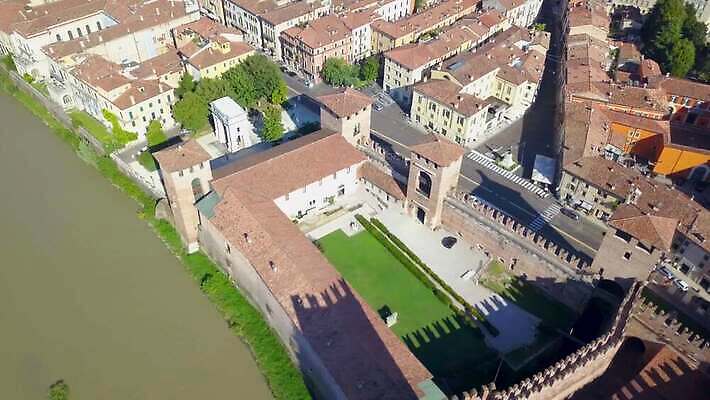 유럽 문화 벽 여행 건축양식 지붕 주택 안테나 파노라마 풍경 사람없음 건물 물 여름 강 도시풍경 성당 교회 탑 이탈리아 골동품 바위 도시 센터 중세 역사 옥상 타운 드론 랜드마크 로마인 베로나 보호구역 옛날 4K MOV 해외동영상 클립영상 자연요소 건축물 계절 건축 나라 통신 종교건축 촬영기법 인종 돌_바위 동영상 구역 파일형식