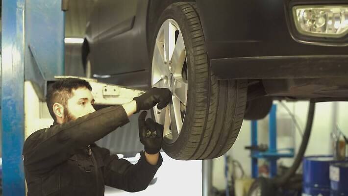 직업 무기 스포츠 자동차 새로움 한명 안전 빛 금속 공연 바퀴 원형 변화 가장자리 수리 정지 은색 브레이크 서비스 타이어 스포츠카 볼트 시스템 잭 점검 유지 교체 단절 자동 제어 철강 캘리퍼스 4K MOV 해외동영상 클립영상 도형 1 육상교통 컬러 컨셉 모션 재질 사람 이벤트 공구 둘레 동영상 파일형식