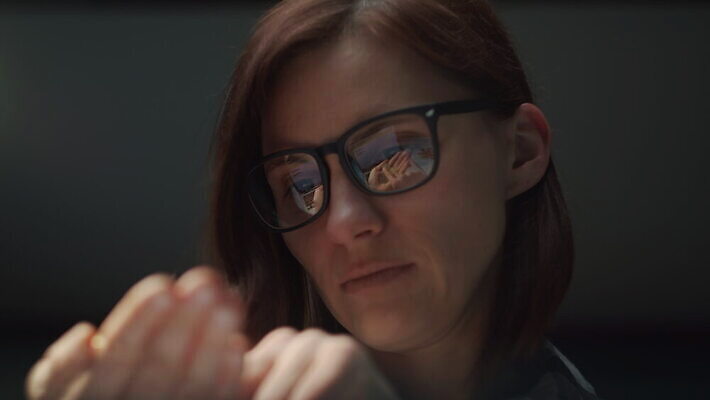 손 여자 안경 돈 가족 청소년 설계 실내 한명 사람 금융 경제 반사 동전 잡기 절약 계산 닫기 가난 분석 투자 상업 이익 가치 계산서 월급 파산 대출 빚 계좌 수입 예산 위기 자금 페니 혼자 비용 니켈 4K MOV 해외동영상 클립영상 1 잡화 컨셉 비즈니스 관계 모션 내부 신체부위 금속 원소 재산 동영상 파일형식