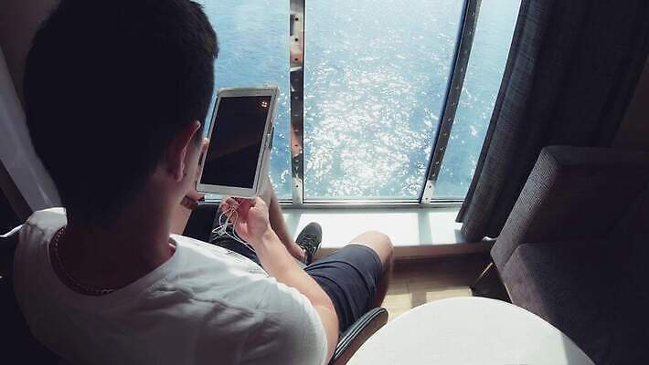 백인 응시 남자 유럽 바다 여행 컨셉 인터넷 요트 창문 날씨 휴가 주택 항해 파노라마 안전 해변 스마트폰 알약 디지털 웹 장비 비즈니스맨 보트 서핑 고급 연결 크루즈 강의 갑판 사이버 손목시계 통로 출퇴근 함선 통근 4K MP4 해외동영상 클립영상 서양인 시선 나라 시계 배_교통 비즈니스 장신구 촬영기법 사람 건물 핸드폰 스마트기기 약 수상스포츠 직장인 출근 동영상 파일형식