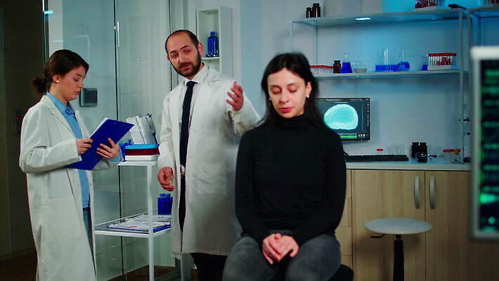 과학 건강 병원 실험 스터디 컴퓨터 약 머리 디지털 스크린 모니터 헤드폰 기계 장비 환자 의사 정보 마음 네트워크 기다림 엔지니어 실험실 질병 연구원 과학자 뇌 시설 하이테크 개발 스캐너 4K MOV 해외동영상 클립영상 직업 음향기기 의학 모션 기술 신체부위 전자제품 학습 의료진 기술자 동영상 학자 파일형식