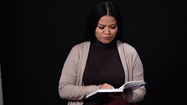 백인 모델 1 응시 여자 얼굴 40대 백그라운드 갈색머리 한명 사람 동양인 뷰티 유행 검은색 어둠 분노 흰색 신선 피부 내추럴 돌봄 4K MOV 해외동영상 클립영상 서양인 헤어스타일 시선 감정 컬러 중년 모션 인종 신체부위 동영상 파일형식