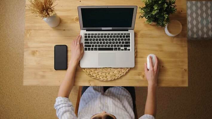 백인 학생 라이프스타일 여자 교육 인터넷 비즈니스 주택 실내 사람 앉기 내부 노트북 스터디 컴퓨터 사무실 디지털 방 업무 온라인 사회적거리두기 4K MOV 해외동영상 클립영상 서양인 캠페인 모션 건물 생활 전자제품 학습 작업 동영상 파일형식