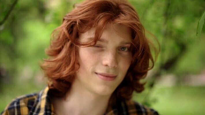 백인 모델 1 라이프스타일 응시 남자 행복 유럽 얼굴 포즈 셔츠 바람 한명 사람 소년 성인 야외 유행 도시 시원함 생강 빨간머리 몽상가 스타일 힙스터 깜빡이다 MP4 해외동영상 슬로모션 클립영상 자연요소 서양인 헤어스타일 시선 패션 감정 나라 어린이 상의 채소 날씨 촬영기법 생활 신체부위 동영상 파일형식