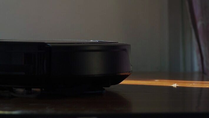 디자인 컨셉 가사 가정 모션 바닥 주택 건조 실내 사람없음 내부 목재 햇빛 맑음 검은색 기계 방 장비 흰색 붓 업무 원형 무선전화기 스마트 로봇 서비스 전자 먼지 멀리 청소부 위생관리 자동 진공 합판 4K MOV 해외동영상 클립영상 도형 나무 직업 컬러 재료 날씨 관리 건물 태양 작업 전화기 동영상 파일형식