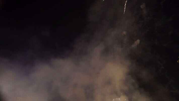 기념일 행복 별 백그라운드 크리스마스 하늘 성공 불 추상 휴가 새로움 새해 기념 폭죽 이벤트 사람없음 빨간색 빛 컬러풀 파티 검은색 축제 어둠 소리 로켓 축하 생일 야간 폭발 연도 쇼 파열 빛망울 광 크리스마스이브 유흥 4K MOV 해외동영상 클립영상 자연요소 감정 컬러 컨셉 무늬 동영상 파일형식