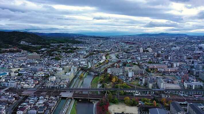 나무 계절 아시아 종교 문화 도로 비즈니스 건축양식 교통시설 자동차 하늘 아침 지붕 거리 안테나 사람없음 건물 물 파란색 강 도시풍경 교회 일출 탑 일본 고층빌딩 일몰 가을 도시 체리 재산 도심 역 저녁 타운 스카이라인 교토 드론 랜드마크 방법 사당 옛날 조감도 4K MOV 해외동영상 클립영상 주간 자연요소 식물 건축물 건축 나라 길 육상교통 컬러 교통 과일 통신 종교건축 풍경 빌딩 금융 노을 야간 시설 동영상 파일형식
