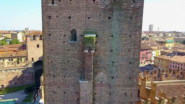 유럽 문화 벽 여행 건축양식 지붕 주택 안테나 파노라마 풍경 사람없음 건물 물 여름 강 도시풍경 성당 교회 탑 이탈리아 골동품 바위 도시 성 센터 중세 역사 옥상 타운 드론 랜드마크 로마인 베로나 보호구역 옛날 4K MOV 해외동영상 클립영상 자연요소 건축물 계절 건축 나라 통신 종교건축 촬영기법 인종 돌_바위 동영상 구역 파일형식