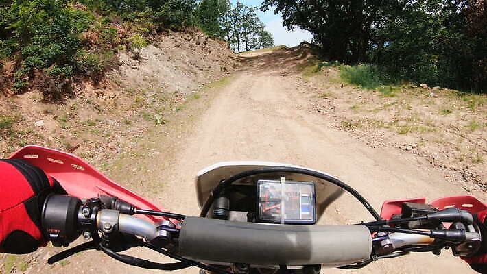 나무 남자 도로 스포츠 여행 포즈 십자가 자국 하늘 산 사람없음 야외 운동 자전거 점프 일몰 경쟁 자유 오토바이 바퀴 승차 헬멧 위험 속도 타이어 먼지 진흙 사이클링 모터 라이더 레이서 바이크레이서 선로 집회 1인칭시점 4K MOV 해외동영상 클립영상 레이스천 식물 시선 길 컨셉 교통시설 모션 건강 사람 노을 바이크 직물 보호장비 육상스포츠 동영상 파일형식