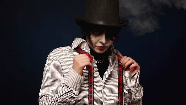 백인 모델 여자 얼굴 백그라운드 휴가 실내 미술 한명 사람 성인 빨간색 뷰티 파티 유행 검은색 어둠 페인트 할로윈 흰색 화려 무서움 입술 마녀 흡혈귀 나쁜 고딕 호러 좀비 스타일 MOV 해외동영상 클립영상 서양인 1 감정 컬러 컨셉 문화예술 이벤트 내부 신체부위 공포 동영상 파일형식