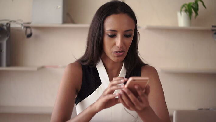 직업 라이프스타일 여자 행복 인터넷 비즈니스 텍스트 성공 모바일 노동자 세포 직장 실내 한명 미소 웃음 동양인 성인 내부 스마트폰 핸드폰 사무실 잡기 업무 비즈니스우먼 메시지 우아함 인도인 책상 긍정 온라인 문자메시지 4G 중소기업 4K MOV 해외동영상 클립영상 외국인 1 감정 가구 컨셉 회사 모션 표정 IT 사람 인종 생활 전자제품 스마트기기 작업 직장인 동영상 파일형식