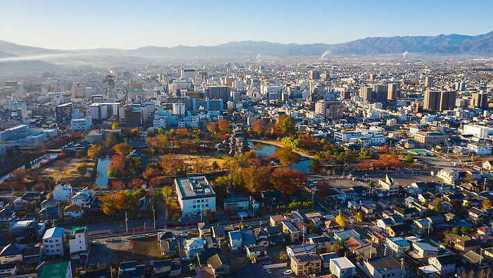 공원 아시아 여행 단풍 건축양식 모션 자연 하늘 바람 산 거리 풍경 사람없음 건물 빨간색 도시풍경 여행객 탑 일본 가을 도시 사찰 성 정상 타운 스카이라인 드론 랜드마크 선로 옛날 절정 4K 타임랩스 MOV 해외동영상 클립영상 자연요소 건축물 계절 공공시설 건축 나라 컬러 잎 종교건축 날씨 촬영기법 사람 생태계 동영상 파일형식