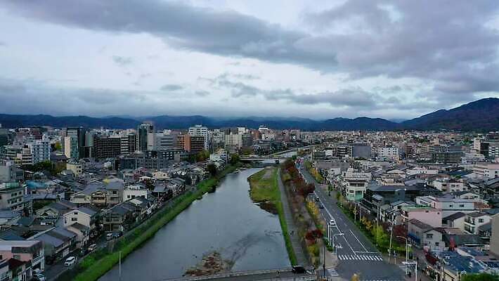 나무 계절 아시아 종교 문화 도로 비즈니스 건축양식 교통시설 자동차 하늘 아침 지붕 거리 안테나 사람없음 건물 물 파란색 강 도시풍경 교회 일출 탑 일본 고층빌딩 일몰 가을 도시 체리 재산 도심 역 저녁 타운 스카이라인 교토 드론 랜드마크 방법 사당 옛날 조감도 4K MOV 해외동영상 클립영상 주간 자연요소 식물 건축물 건축 나라 길 육상교통 컬러 교통 과일 통신 종교건축 풍경 빌딩 금융 노을 야간 시설 동영상 파일형식