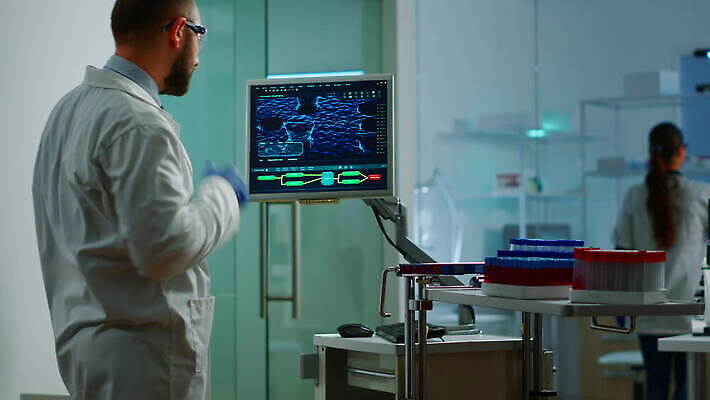 직업 응시 산업 노동자 건강 병원 현미경 실험 대화 사람 컴퓨터 약 건강관리 장비 의사 업무 그룹 기술자 실험실 고급 생명공학 연구원 토론 과학자 분석 생물학 미생물 발견 조제 혁명 개발 백신 화학자 4K MOV 해외동영상 클립영상 시선 교육 과학 컨셉 의학 생물 실험기구 관리 말하기 전자제품 의료진 작업 만들기 동영상 학자 파일형식