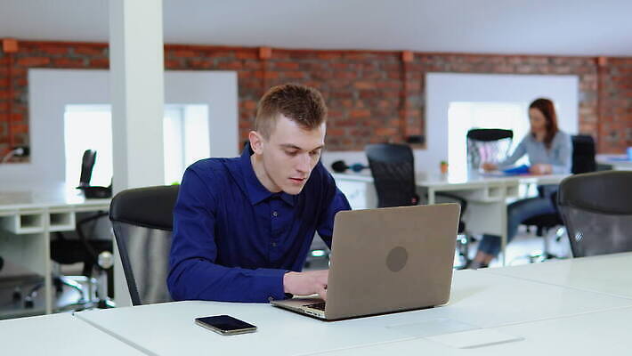 직업 행복 회사 비즈니스 사업가 성공 미소 앉기 정장 두명 노트북 컴퓨터 사무실 공책 기쁨 축하 우승 업무 비즈니스맨 행운 재산 주식 큼 책상 경영자 점수 해결 변호사 승자 필승 스타일 자극 4K MOV 해외동영상 클립영상 옷 남자 감정 가구 컨셉 모션 문구용품 표정 사람 금융 전자제품 최고 작업 직장인 크기 리더 동영상 파일형식