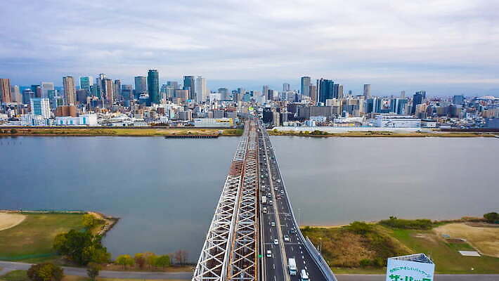 구름 아시아 도로 여행 비즈니스 교통시설 모션 자동차 하늘 아침 거리 안테나 동양인 사람없음 건물 물 강 도시풍경 사무실 태양 탑 일본 고층빌딩 일몰 기차 도시 도심 타운 스카이라인 드론 랜드마크 방법 오사카 조감도 4K 타임랩스 MOV 해외동영상 클립영상 주간 자연요소 건축물 나라 길 육상교통 교통 통신 대중교통 촬영기법 인종 풍경 빌딩 노을 시설 동영상 파일형식