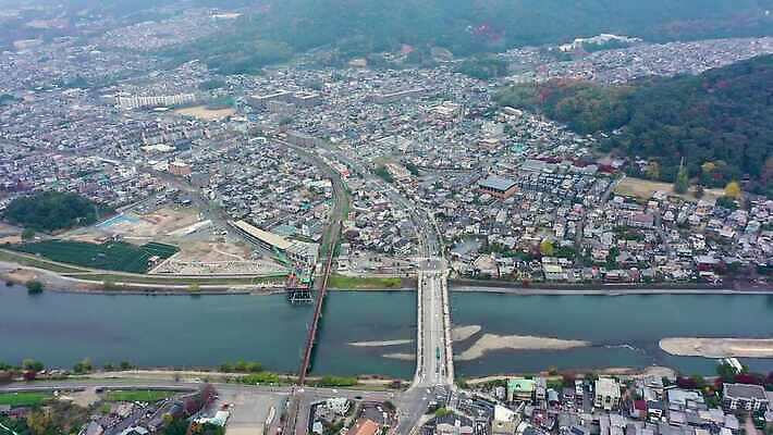나무 공원 아시아 종교 도로 여행 단풍 건축양식 자동차 주택 안테나 사람없음 건물 물 강 도시풍경 컬러풀 여행객 정원 일본 가을 도시 역사 교토 드론 랜드마크 방법 조감도 4K MOV 해외동영상 클립영상 자연요소 식물 건축물 계절 공공시설 건축 나라 길 육상교통 컬러 잎 통신 교통시설 사람 풍경 동영상 파일형식