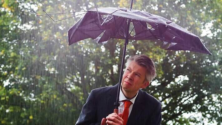 백인 컨셉 우산 날씨 아이디어 한명 사람 야외 물 젖음 추위 도전 비즈니스맨 좌절 보호 위험 결심 예측 빗방울 걱정 출퇴근 패배 폭풍 문제 고립 깨짐 뇌우 역경 위기 정복 투쟁 자극 MP4 해외동영상 클립영상 자연요소 서양인 1 남자 감정 비즈니스 직장인 비_날씨 동영상 파일형식