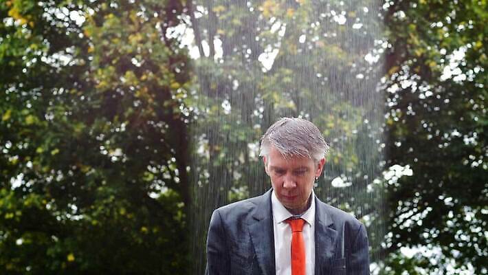 백인 남자 회사 비즈니스 날씨 아이디어 한명 야외 젖음 도전 슬픔 비즈니스맨 유머 좌절 위험 결심 예측 빗방울 명상 패배 노력 불행 폭풍 업무과다 문제 역경 적자 투쟁 자극 MP4 해외동영상 클립영상 서양인 1 감정 컨셉 사람 업무 직장인 비_날씨 동영상 파일형식