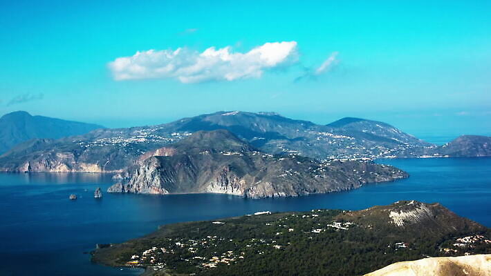나무 호수 컬러 잎 자연 하늘 산 사람없음 야외 목재 초록색 물 파란색 햇빛 환경 침묵 봄 흐름 시골 개울 보호 습지 숲 땅 언덕 변소 웅장함 HD MOV 해외동영상 클립영상 자연요소 식물 계절 컨셉 재료 강 태양 소리 생태계 동영상 파일형식