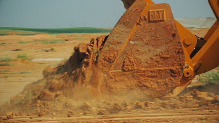 산업 지구 모래 포즈 교통시설 모션 노동자 사람없음 야외 건물 노란색 힘 기계 흙 장비 업무 바퀴 땅 불도저 굴착기 삽 발굴 양동이 국자 먼지 트랙터 짐차 무거움 공학 계약자 땅파기 로딩 이스라엘 채석 MOV 해외동영상 클립영상 직업 건축물 교육 컬러 교통 자동차 주방용품 작업 중장비 무게 농기계 계약 시설 특수차량 동영상 서아시아 파일형식
